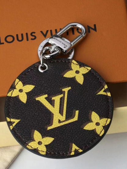 ميدالية لويس فيتون براون ليذر سلفر لوقو ميدالية louis vuitton  