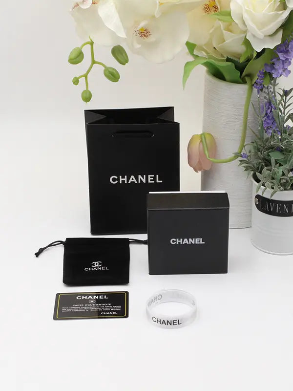 ملحقات اكسسوارت شانيل وايت اند بلاك هدايا chanel