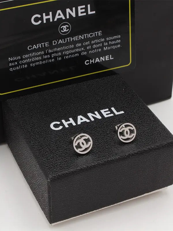 حلق شانيل ميتال صغير مدور حلق chanel فضي