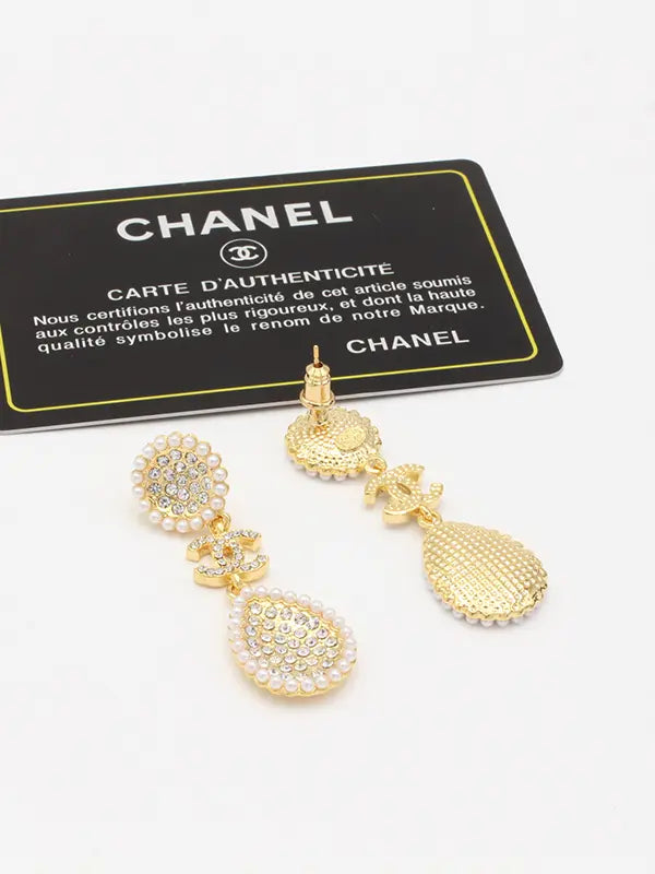 حلق شانيل دمعه لولو وكريستال لوقو حلق chanel