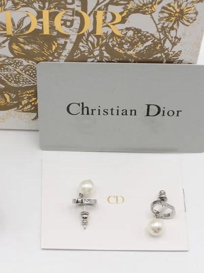 حلق ديور لوقو قولد سنقل بيرل حلق dior