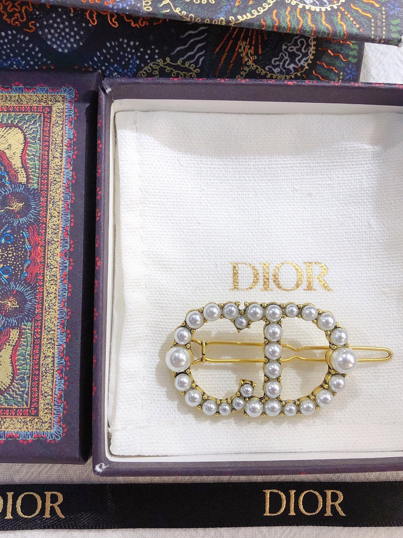 بكلة شعر ديور لوقو اكسسوارات شعر dior