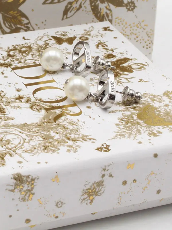 حلق ديور لوقو قولد سنقل بيرل حلق dior