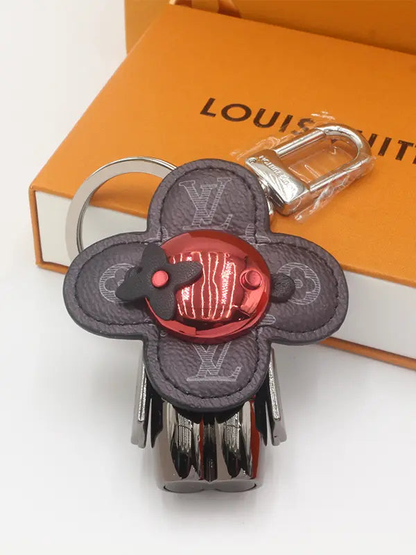 ميدالية لويس فيتون بلاك اديشن لوقو كبير ميدالية louis vuitton