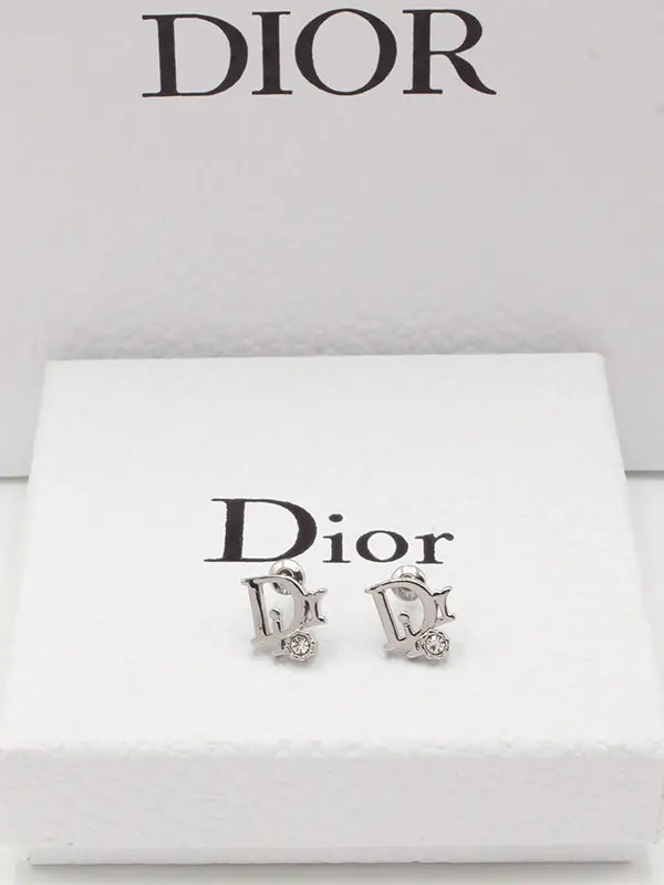 حلق ديور صغير لوقو حلق dior