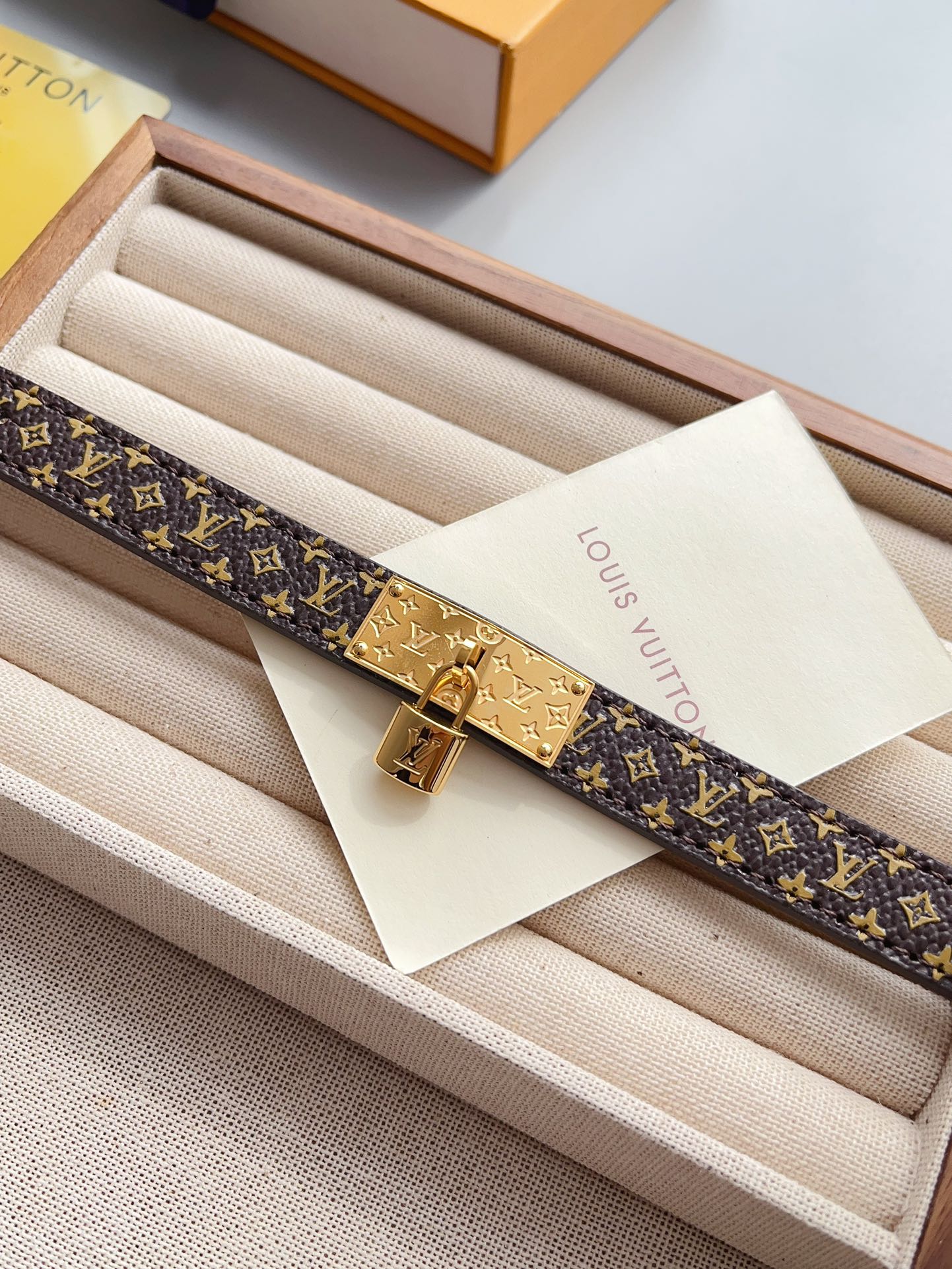 اساور لويس فيتون ليذر شعار نيو لوك اسواره louis vuitton