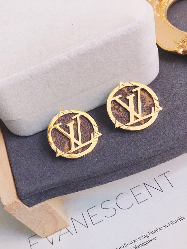 حلق لويس فيتون ذهبي بالشعار حلق louis vuitton