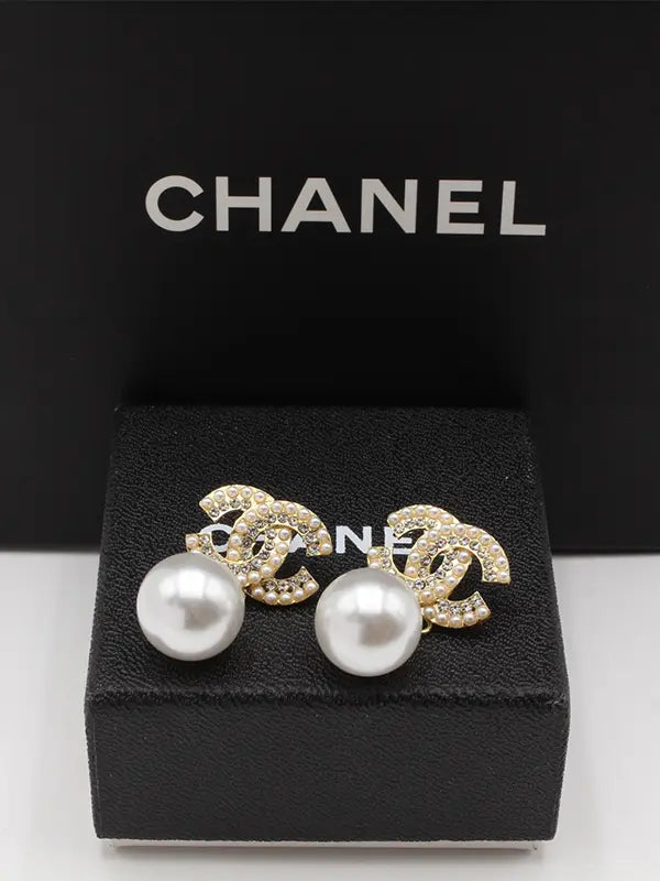 حلق شانيل وسط بيرل حلق chanel