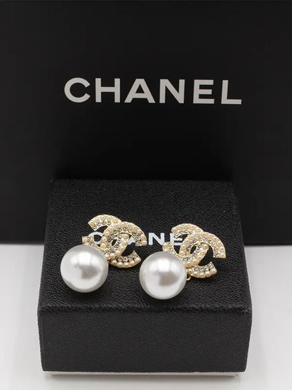 حلق شانيل وسط بيرل حلق chanel