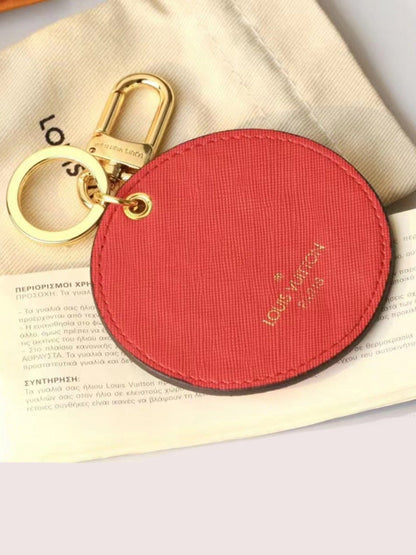 ميدالية لويس فيتون ليذر قولد لوقو ميدالية louis vuitton