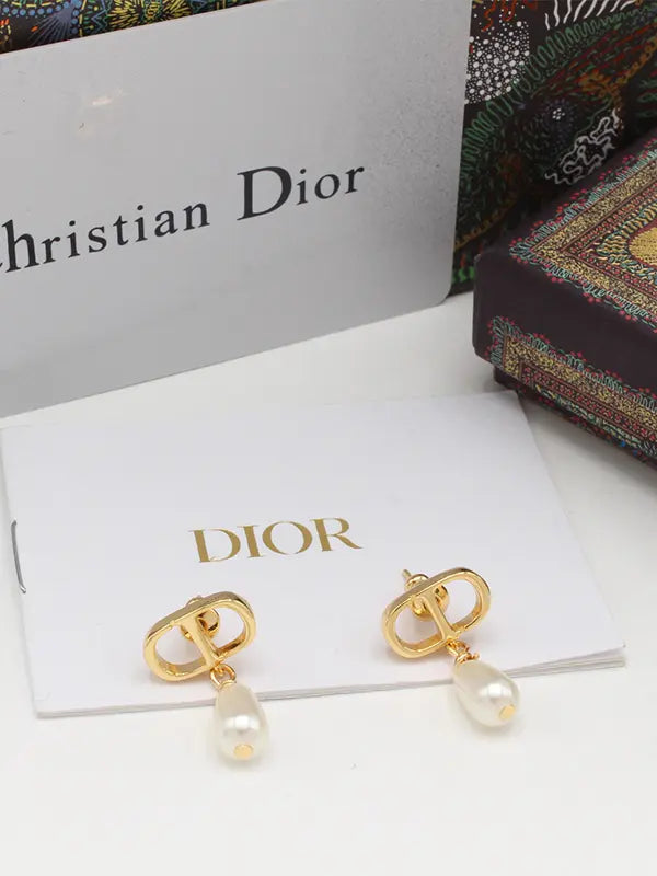حلق ديور لونق بيرل لوقو حلق dior ذهبي