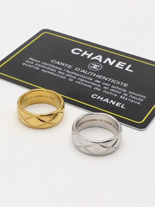 دبلة خاتم شانيل لوقو وسط خواتم chanel