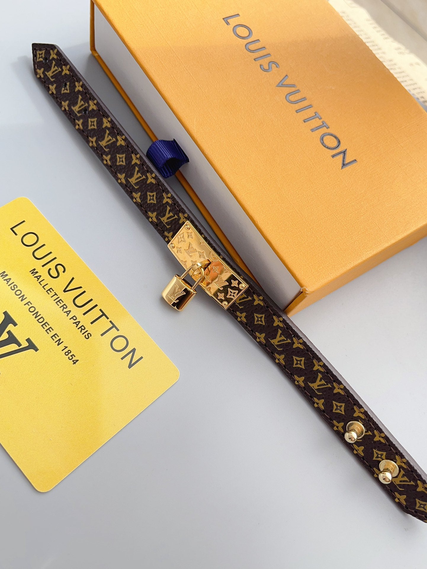 اساور لويس فيتون ليذر شعار نيو لوك اسواره louis vuitton
