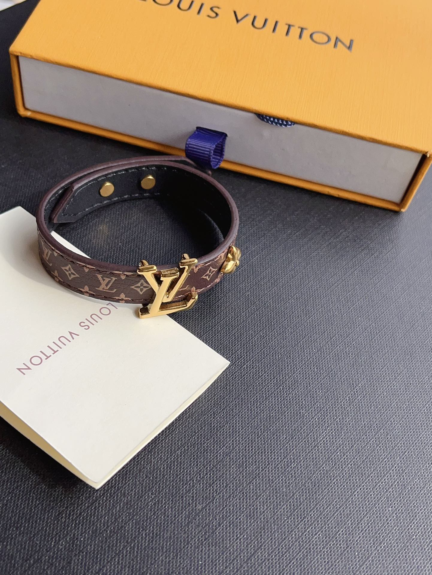 اساور لويس فيتون ليذر لوقو نيو لوك اسواره louis vuitton