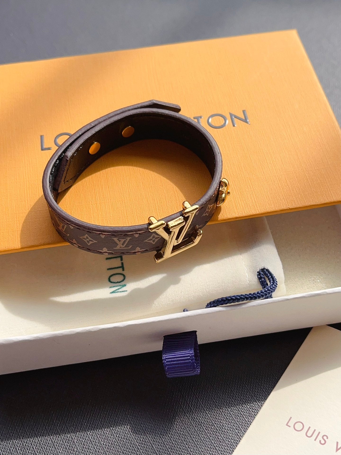 اساور لويس فيتون ليذر لوقو نيو لوك اسواره louis vuitton