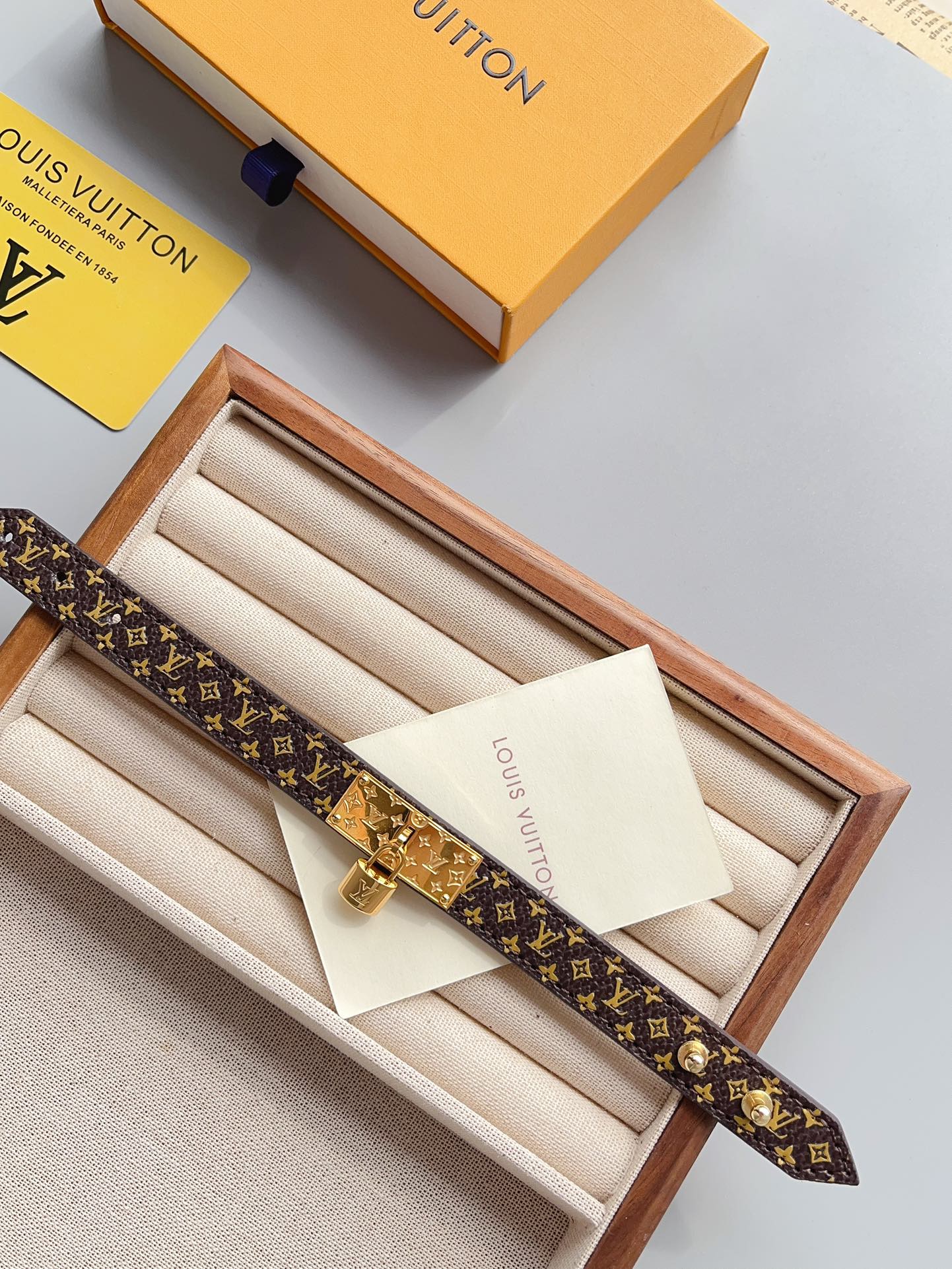 اساور لويس فيتون ليذر شعار نيو لوك اسواره louis vuitton