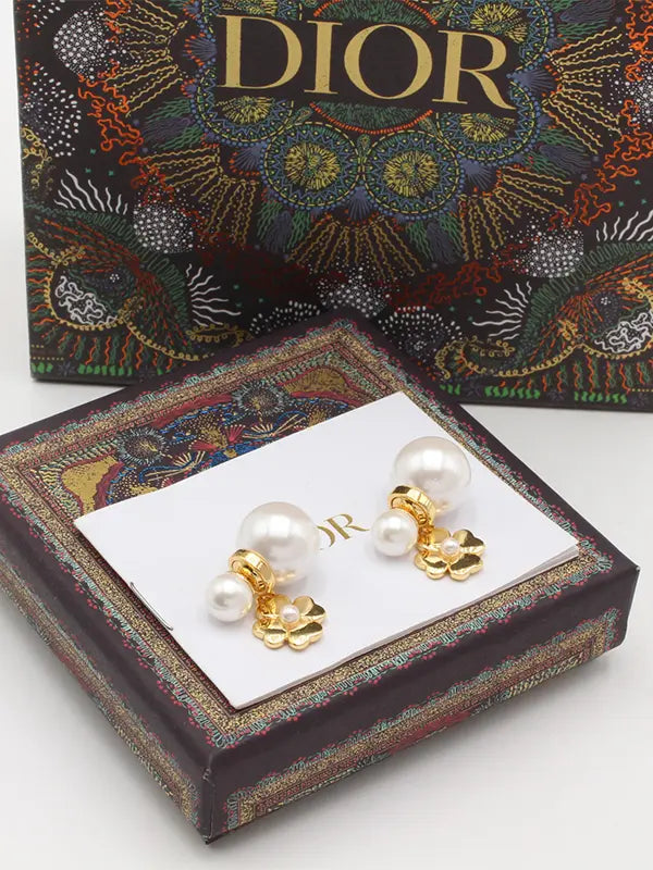 حلق ديور فلاور وذ بيرل لوقو حلق dior