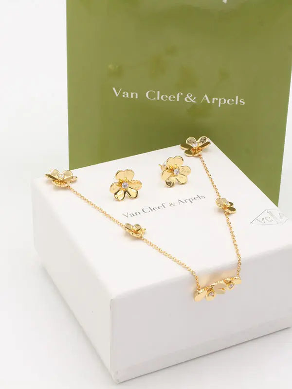 طقم فان كليف تشوكر وردات ريقيلور اطقم van cleef