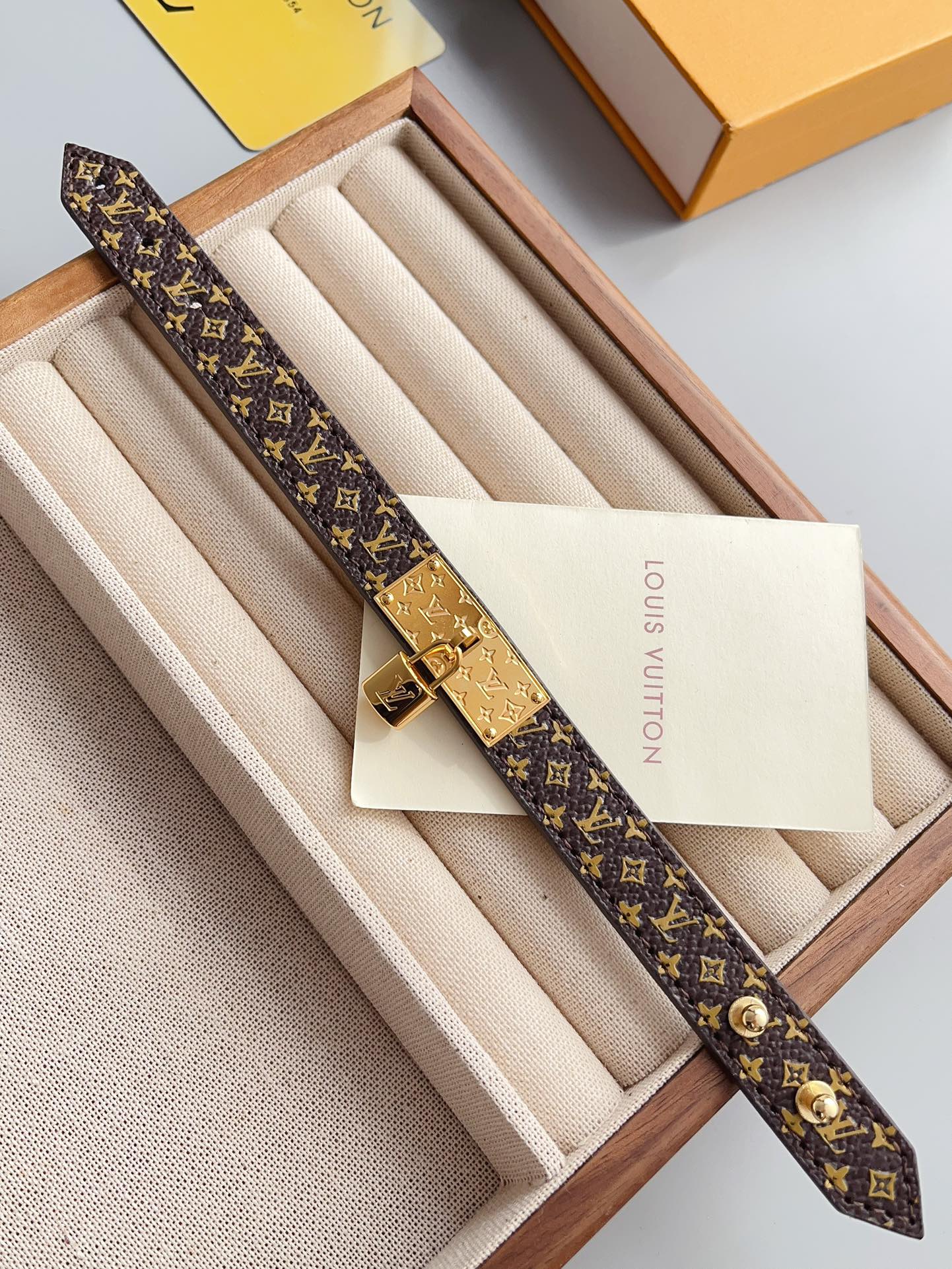 اساور لويس فيتون ليذر شعار نيو لوك اسواره louis vuitton