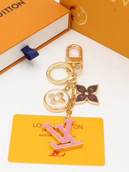 ميدالية لويس فيتون بينك ميدالية louis vuitton ذهبي