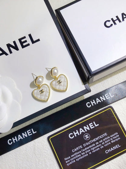 حلق شانيل هارت ابيض حلق chanel