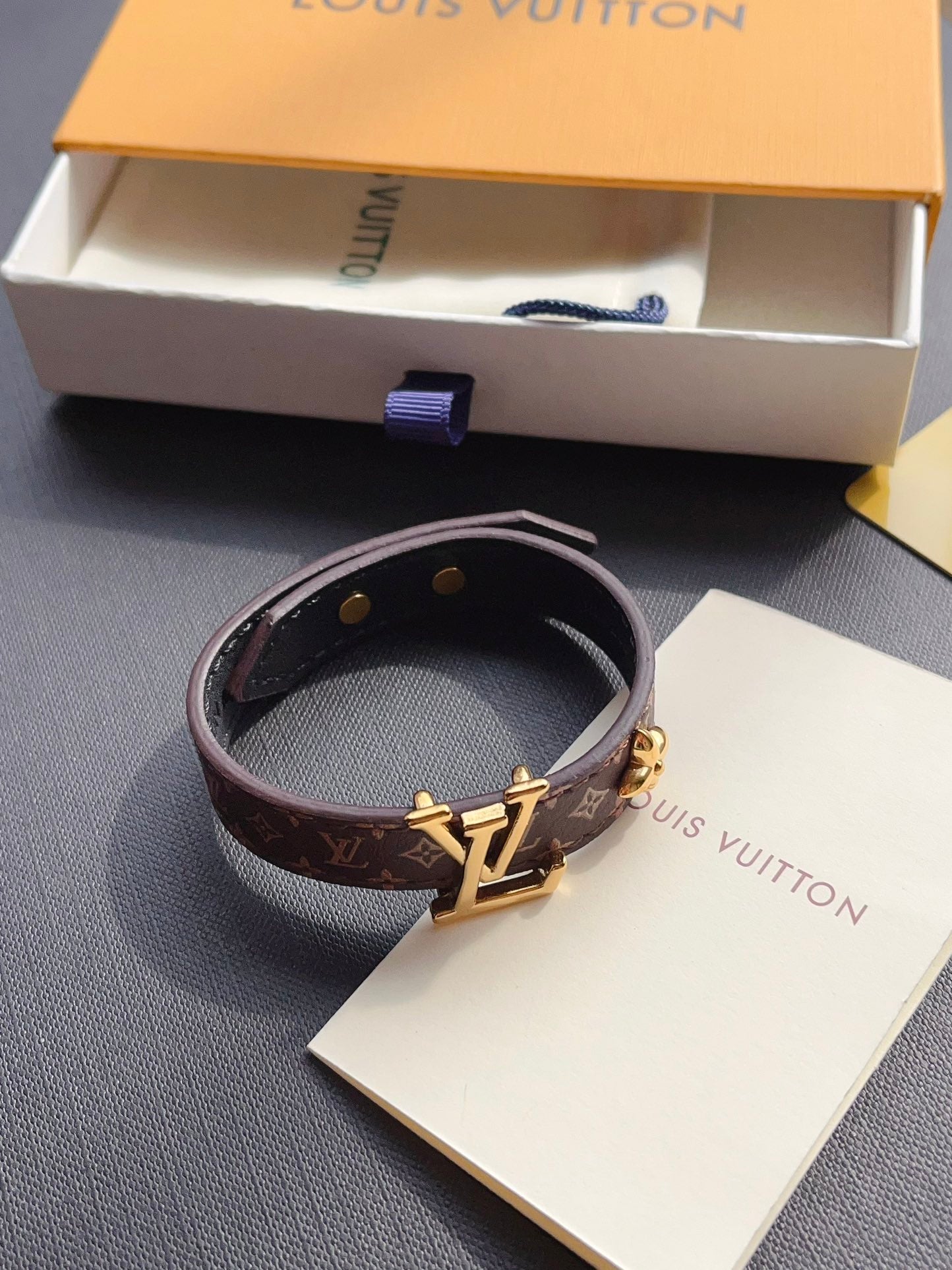 اساور لويس فيتون ليذر لوقو نيو لوك اسواره louis vuitton ذهبي