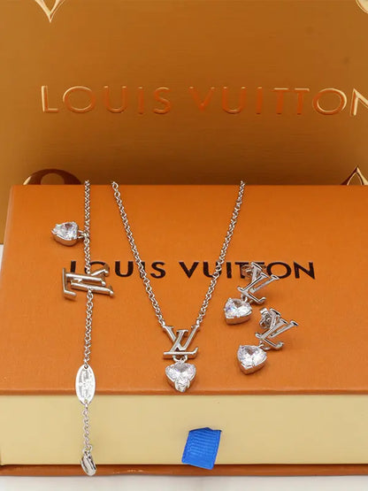 طقم لويس فيتون ماستر لوقو 3 قطع اطقم louis vuitton فضي