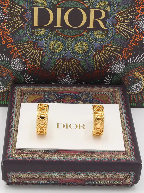 حلق ديور نقشة الغوايش لوقو حلق dior ذهبي