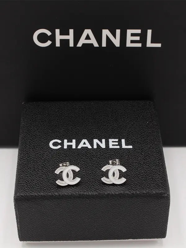 حلق شانيل صغير لوقو حلق chanel