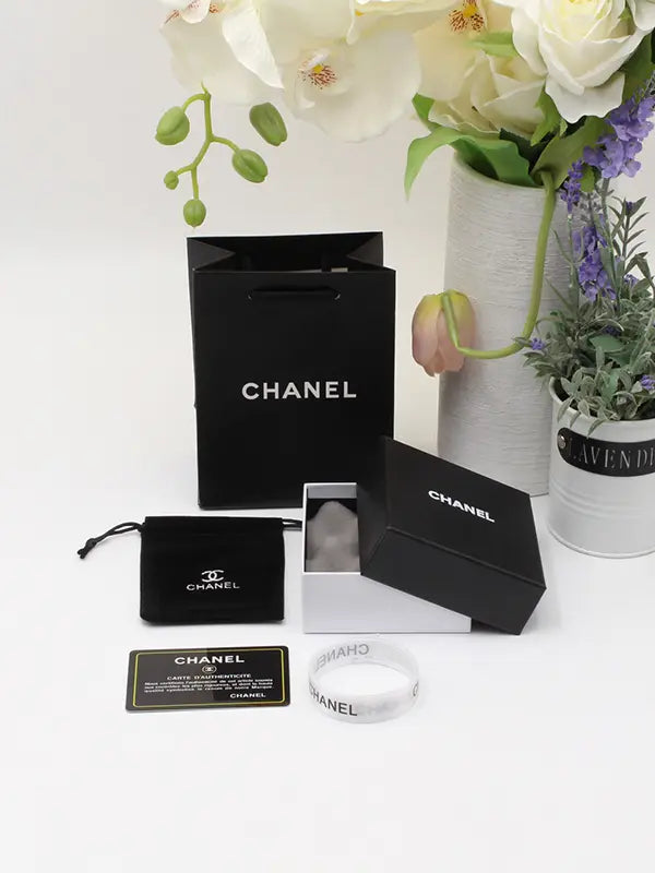 ملحقات اكسسوارت شانيل وايت اند بلاك هدايا chanel