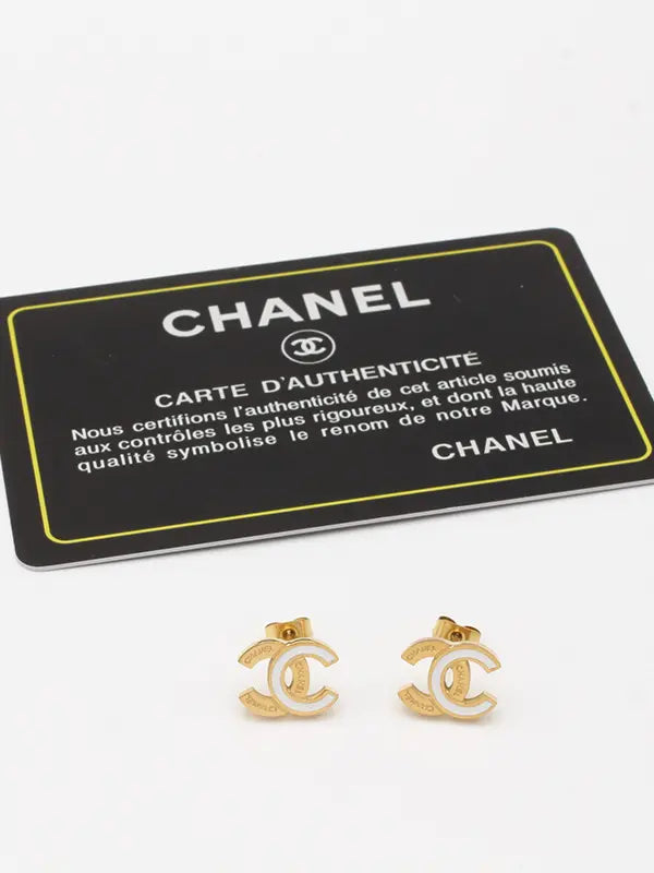 حلق شانيل صغير لوقو حلق chanel ابيض ذهبي