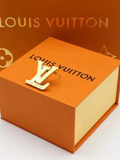 بروش ماركة لويس فيتون وسط بروش louis vuitton  