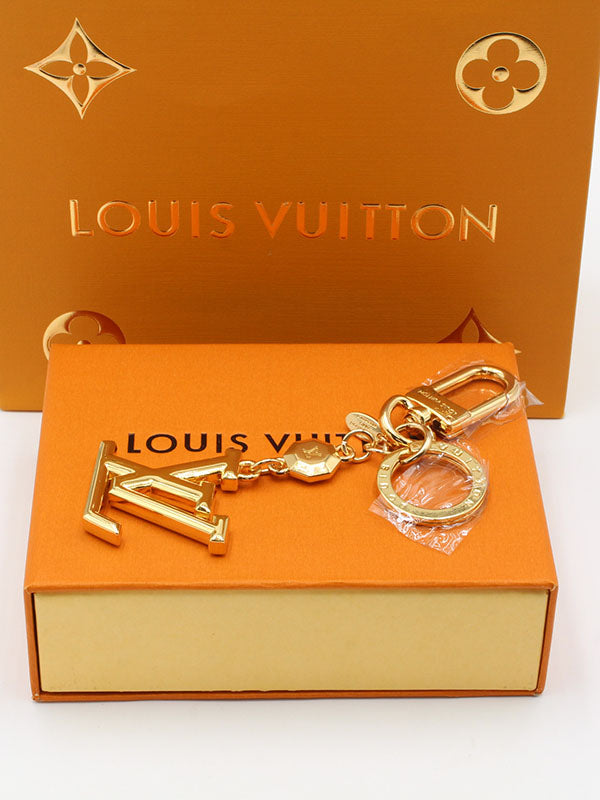 ميدالية لويس فيتون  لوقو ذهبي ميتال ميدالية louis vuitton