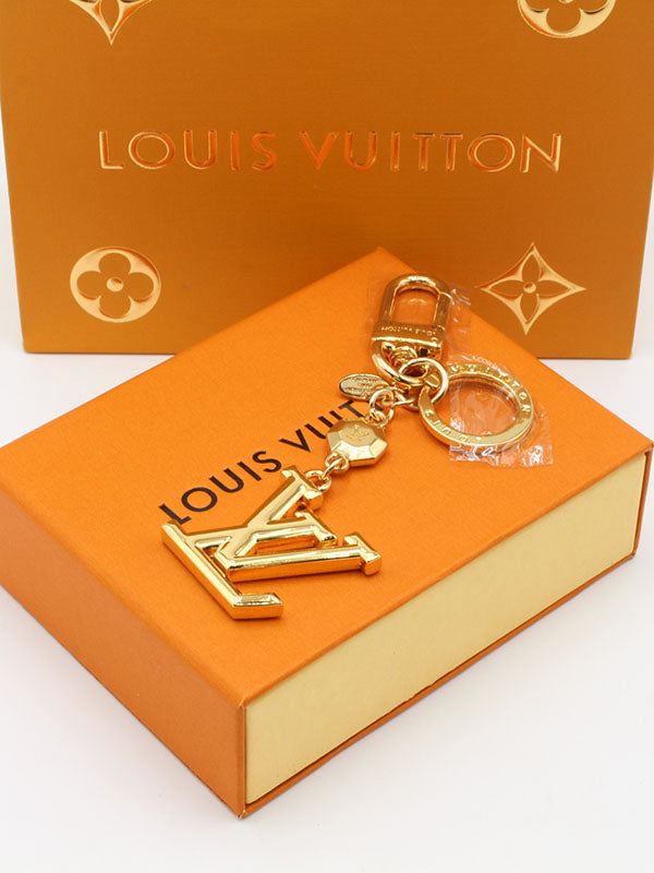 ميدالية لويس فيتون  لوقو ذهبي ميتال ميدالية louis vuitton