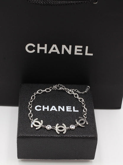 اسوارة شانيل ثري بندنتس لوقو اسواره chanel فضي 