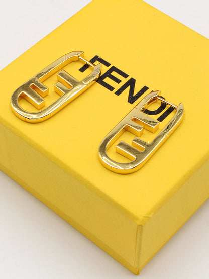 حلق فندي ميتال ذهبي وسط حلق fendi