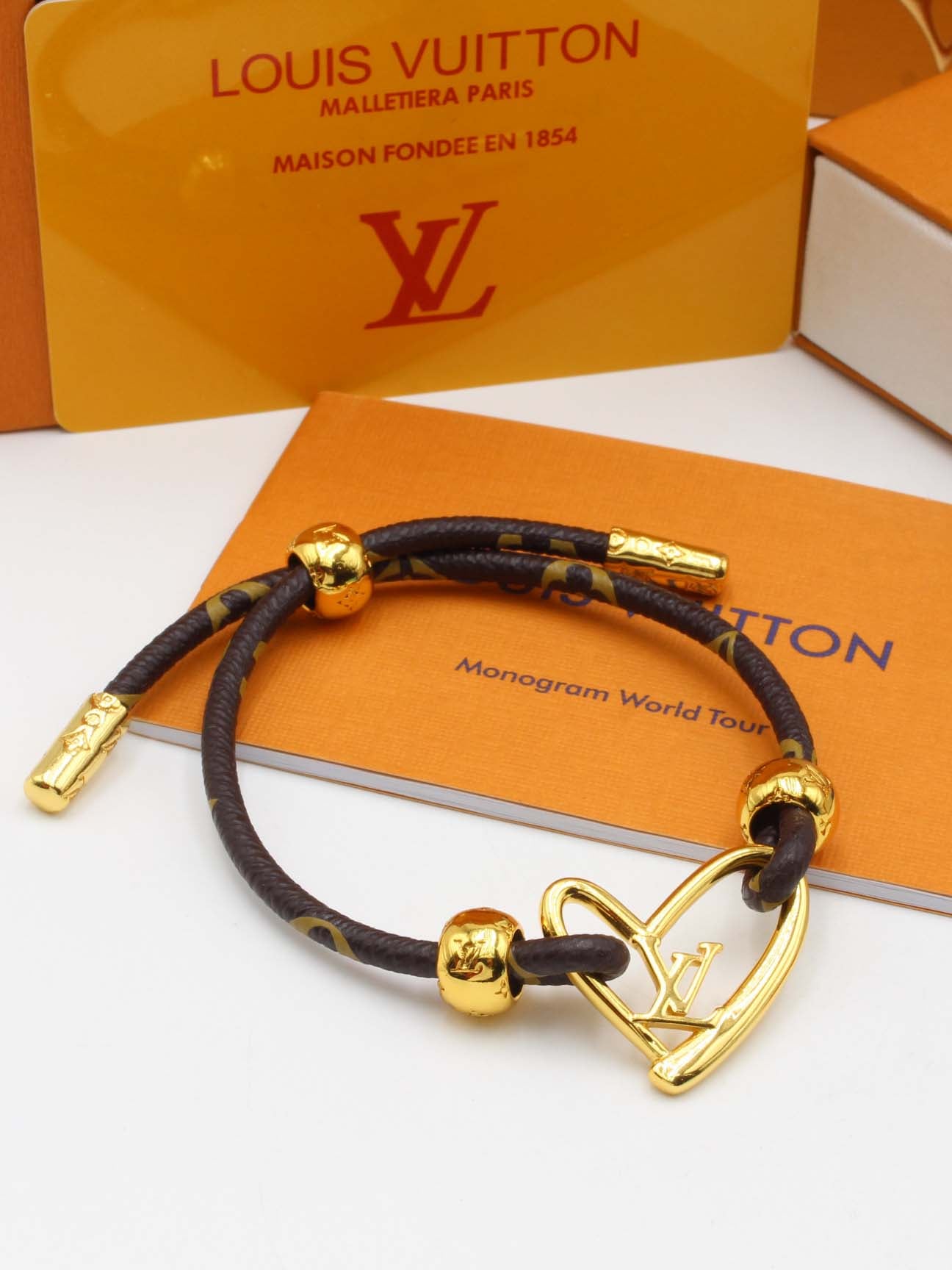 اساور لويس فيتون جلد لوقو نيو لوك اسواره louis vuitton