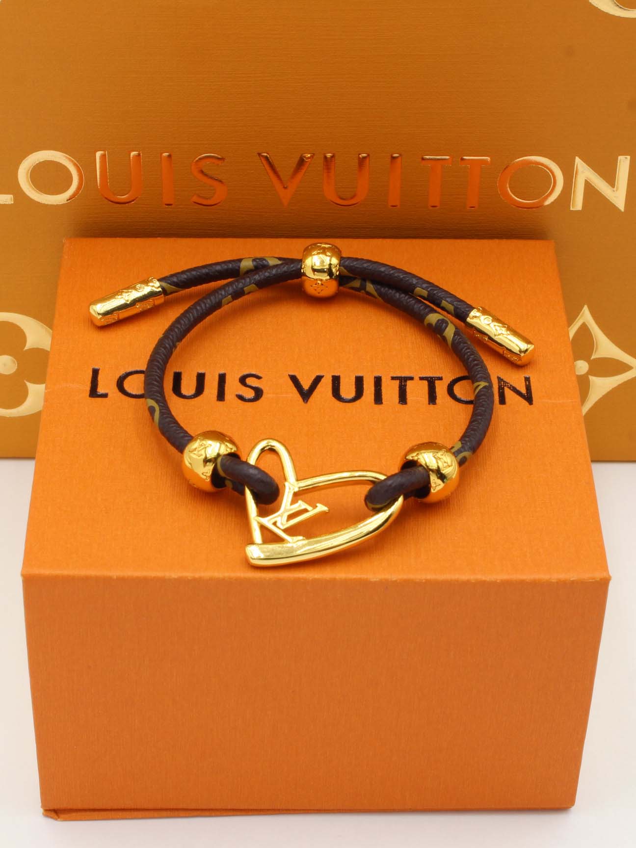 اساور لويس فيتون جلد لوقو نيو لوك اسواره louis vuitton