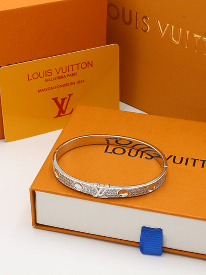 اساور لويس فيتون بانقل زركون لوقو اسواره louis vuitton فضي