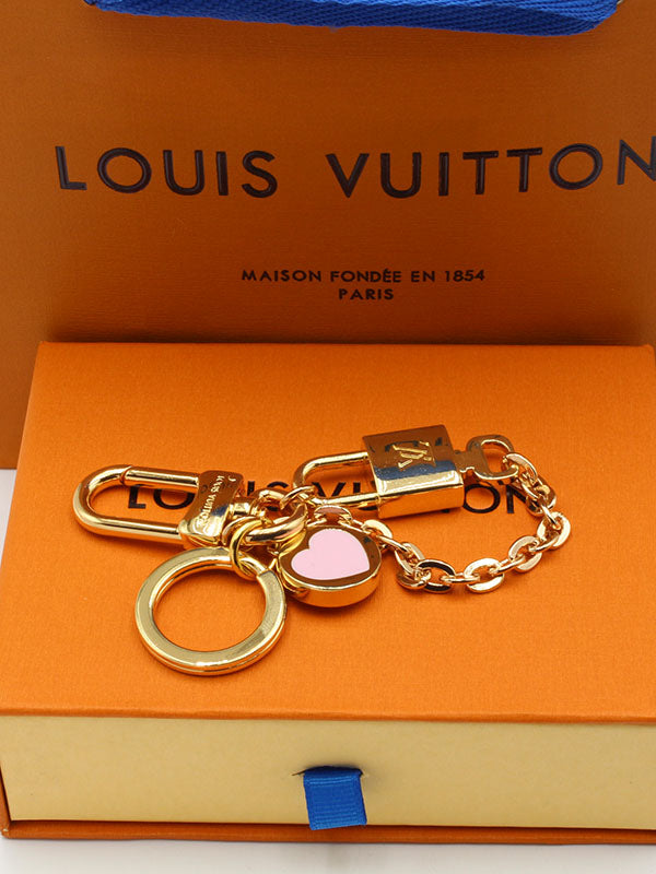 ميدالية لويس فيتون بينك ميدالية louis vuitton