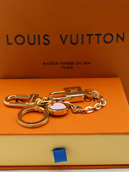 ميدالية لويس فيتون بينك ميدالية louis vuitton