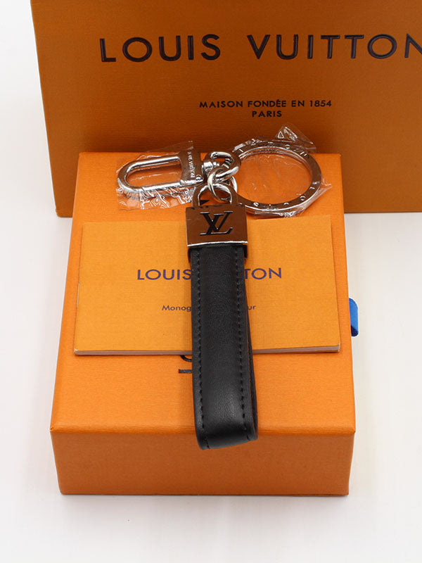 ميدالية لويس فيتون سيركل اند لذر ميدالية louis vuitton