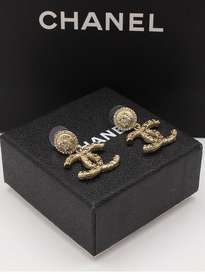 حلق شانيل وسط قولد ميتال