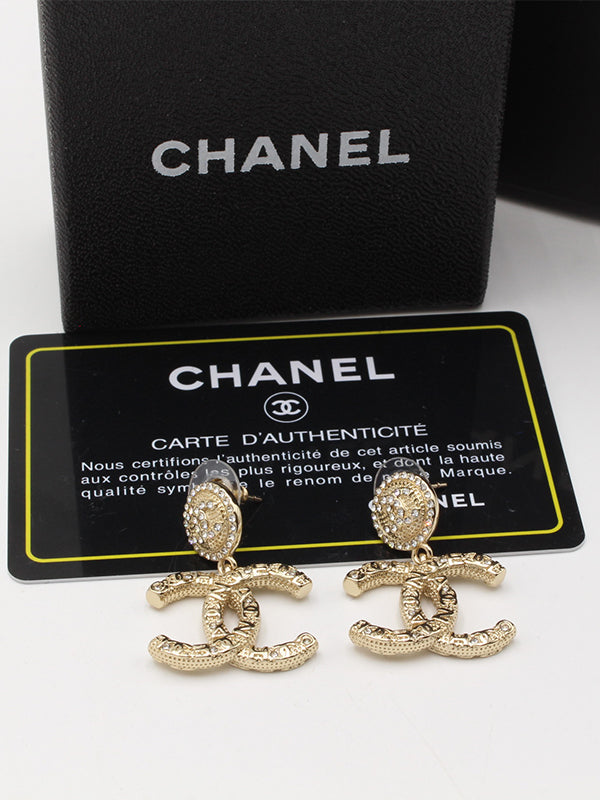 حلق شانيل وسط قولد ميتال