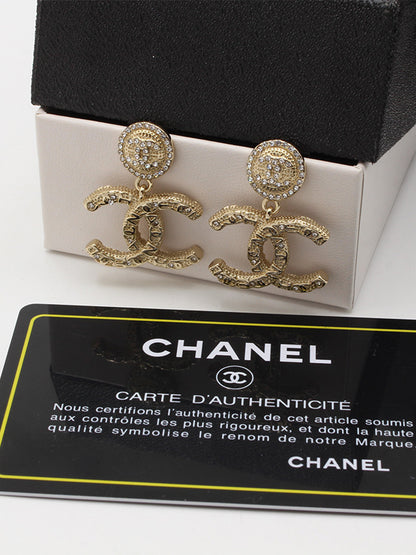 حلق شانيل وسط قولد ميتال