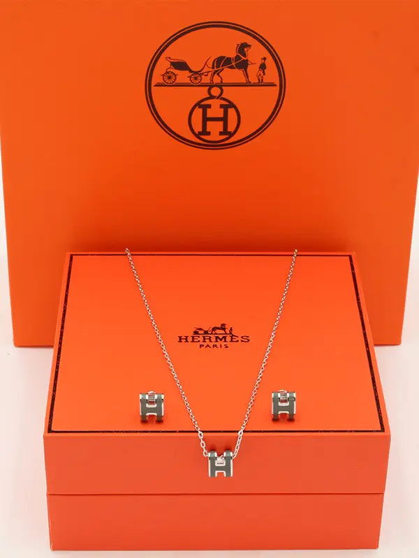 طقم هيرمز ملون ناعم ماستر لوقو اطقم HERMES رمادي فضي