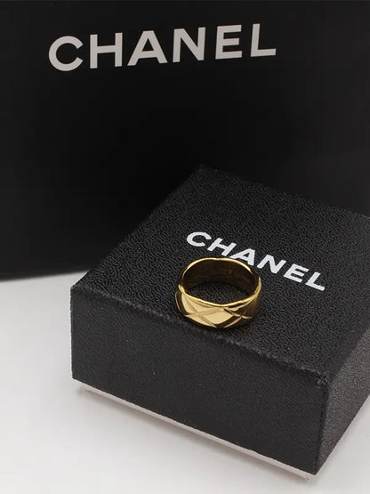 دبلة خاتم شانيل لوقو وسط خواتم chanel