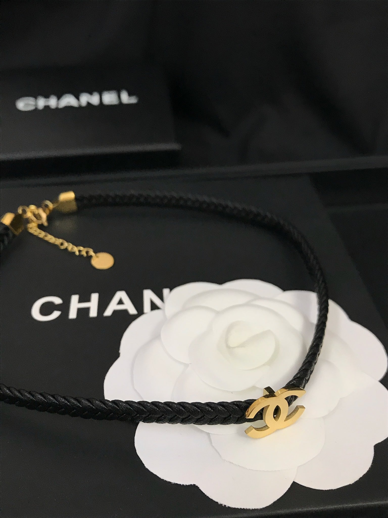 سلسال شانيل تشوكر اسود سلسال chanel ذهبي