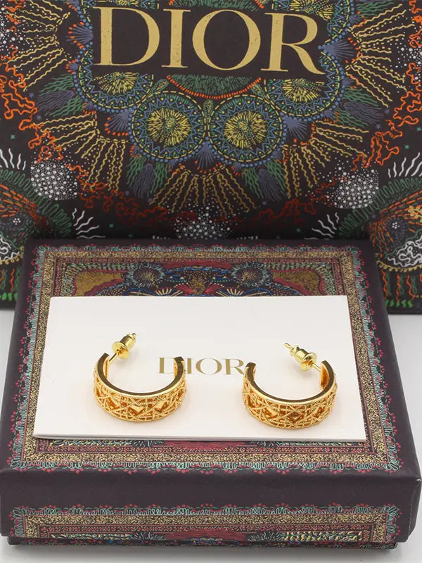 حلق ديور نقشة الغوايش لوقو حلق dior