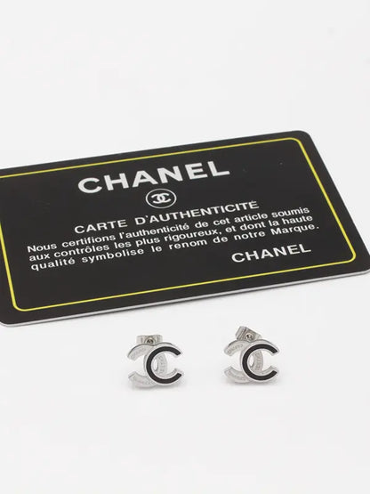 حلق شانيل صغير لوقو حلق chanel اسود فضي